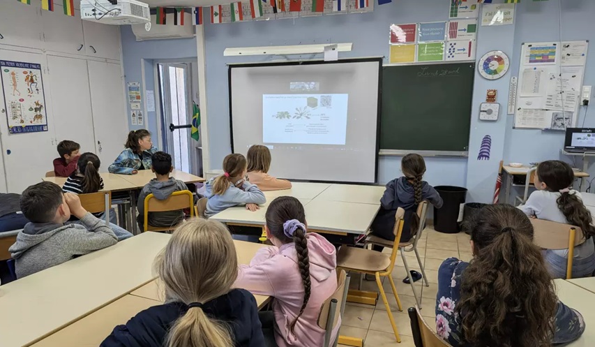 🇫🇷 🇮🇹 Un grand bravo à Arnaud Perrier, à ses élèves de CM2 et à toutes les classes participantes au projet #eTwinning "Green Heroes" 👏
Un projet passionnant autour des plantes, de la science et des enjeux de demain, mené avec des chercheurs de l’INRAE🌱
👉bit.ly/4427g4z