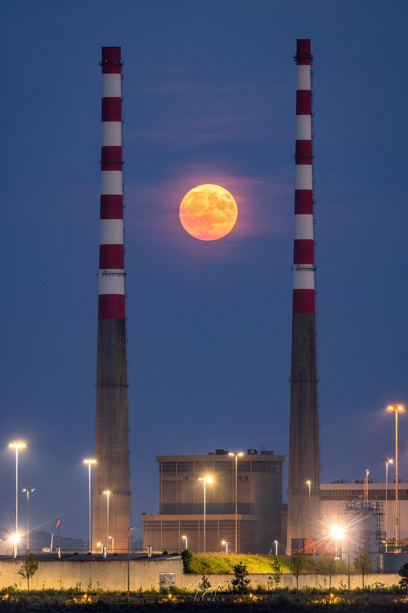Moonrise last night between the chimneys
#poolbeg #moonrise #dublin #ireland