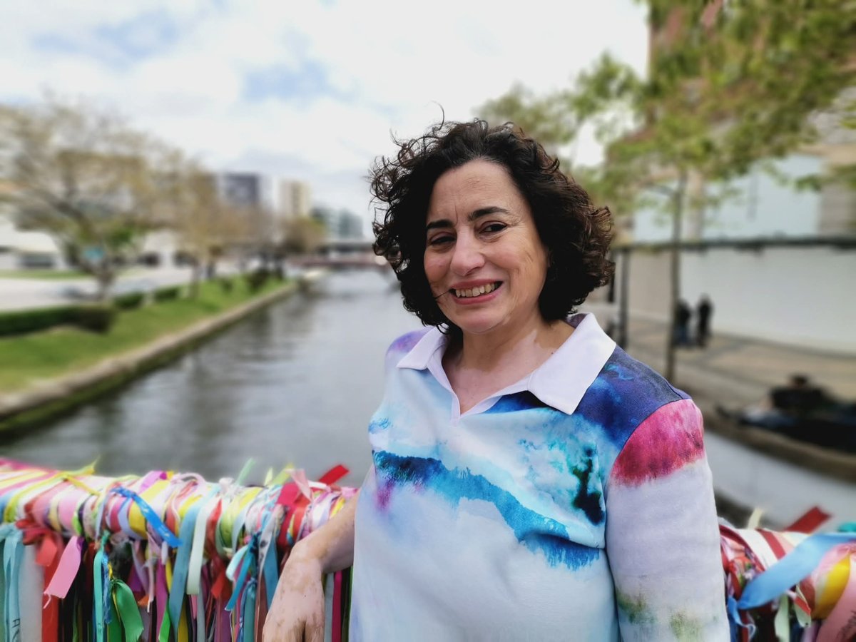 CursosaPorto's tweet photo. Já conheces a nossa coordenadora local dos cursos aPorto 2025? 👩‍🦰

Apaixonada pelo Porto, pela sua história 📚, cultura 🎭, gastronomia 🍽️ e, claro, pelos vinhos portugueses 🍷 — a Helena é a pessoa certa para te dar as boas-vindas a esta experiência única! 🇵🇹💙 https://t.co/G3euj9cYaC