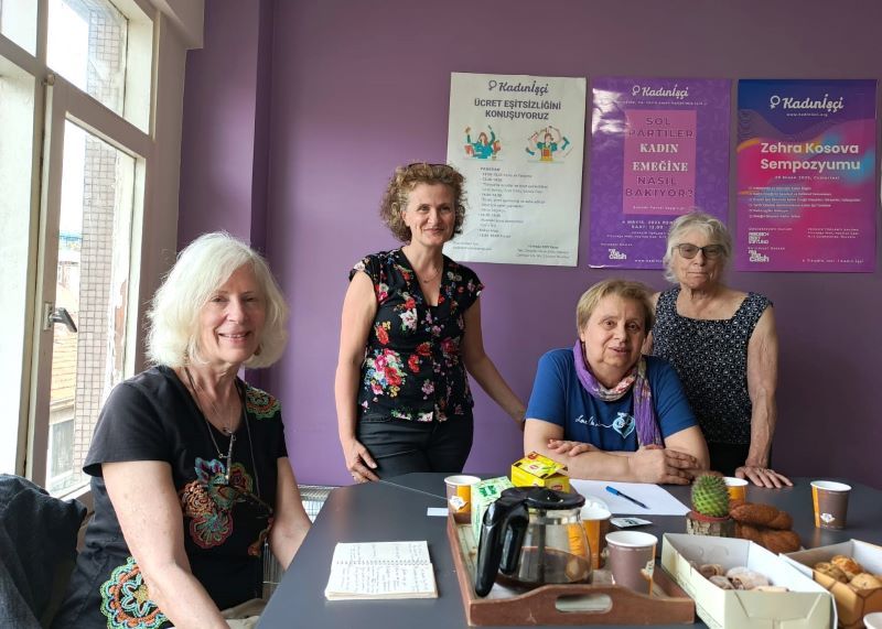 ABD emek hareketinden iki şahane kadın İstanbul’daydı: “Trump cinsel taciz faillerine önemli görevler verdi”

Barbara Garson ve Jane Slaughter ile yaptığımız söyleşi yayında.

✍️Pınar Erol (<a href="/PINAREROL72/">PINAR EROL</a>) yazdı.
<a href="/labornotes/">Labor Notes</a>
kadinisci.org/abdde-emek-har…