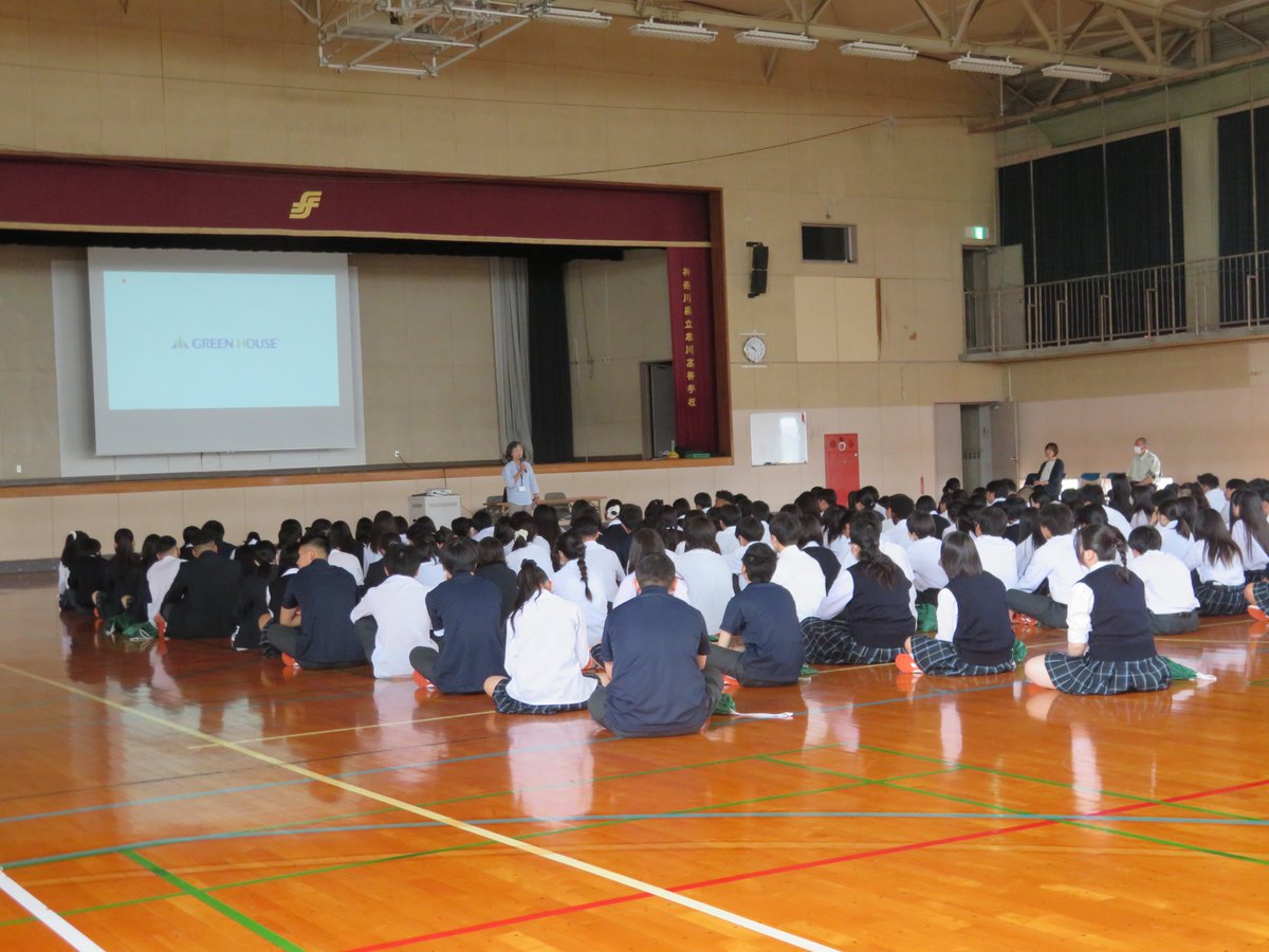 samukawa_hs's tweet photo. 【いのちの授業・SNS犯罪被害防止講演会】
６月４日（水）に１学年で実施しました。
被害を受けた時だけでなく、犯罪を見つけたら勇気を持って相談すること、自分が加害者にならないよう気軽にできるSNS等は気をつけなくてはいけないことを学び、自分ごととして捉える生徒が多くいました。
#寒川高校 https://t.co/6jo3iSth6k