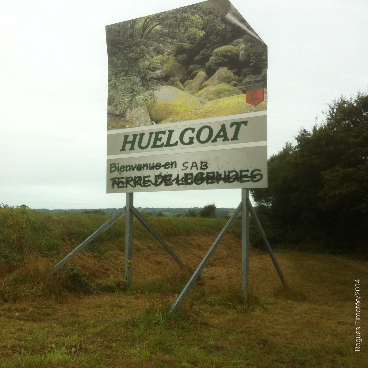 "SAB" stourm ar Brezhoneg! Livet ouzh ur panell en Uhelgoat e 2014 ! N'eus ket ken eus ar panell-se! Ur gorventenn en doa distrujet anezhañ un nebeut bloavezhioù zo. Rak an natur zo a enep ar panelloù e Galleg.
#Brezhoneg #Breizh #Bretagne #SAB