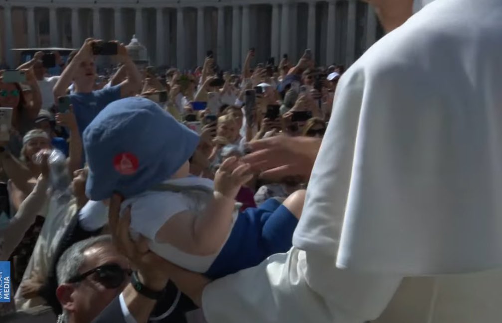 El #Papa con su pueblo.
Cada #AudienciaGeneral se inicia con un alegre y festivo recorrido en Papamovil 
#Vaticano 
#LeónXIV