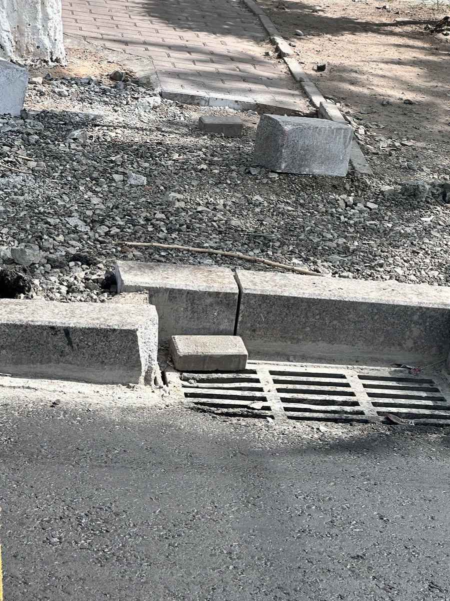 Ийм юм хийгээд байнаа хөөе гэхээр улс төрийн зориулалттай харлуулж байгаа, бид сайн ажиллаж байгаа үхсэн баасны Үүл баатар, цэцэг навч мавч тэрийгээ бөгсөндөө чих гэж хэрэлддэг даргатай хот доо!
Үнэн гомдмоор! Хайран төсөв! Хайран амьдрах орчин минь! Хайран хот минь!