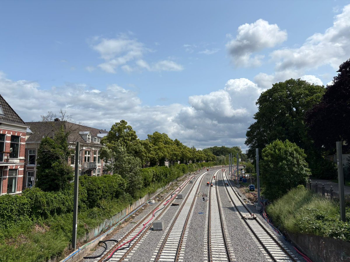 Operatie Groningen Spoorzone is precies op de helft! ⚖️

Een deel van het nieuwe spoor is al gelegd. En dat ziet er strak uit! 🤩

Let op: vanaf zaterdag 14 juni start een nieuwe fase van het project. Kijk wat het voor jou betekent op bit.ly/4dgmuXY.