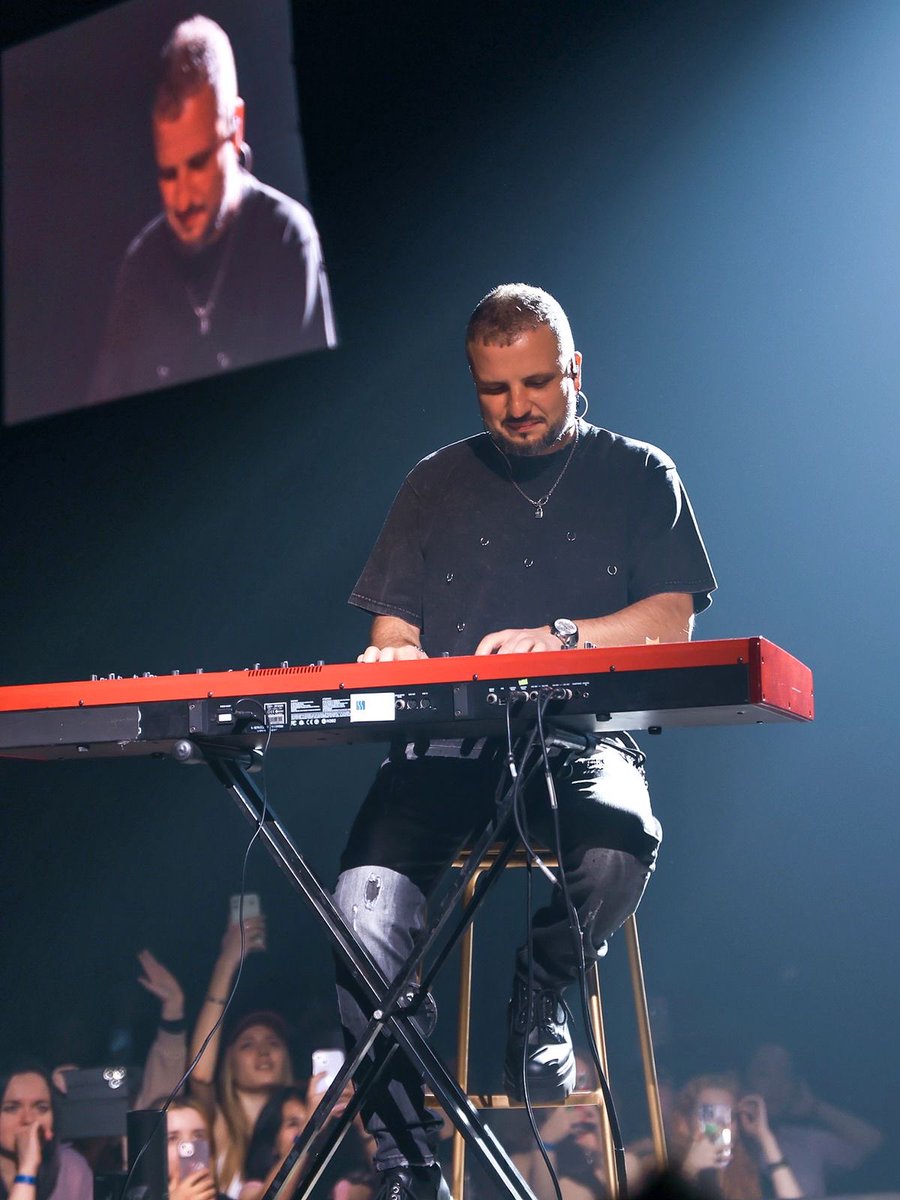 уже не считаю себя активной частью импрофандома, но не могу пройти мимо дня рождения димы позова

поз, ты любовь, свет и тот самый случай, когда в ком-то медийном ты видишь больше личности и человека, нежели недосягаемой холодной звезды

я надеюсь, у тебя все еще будет 🤍