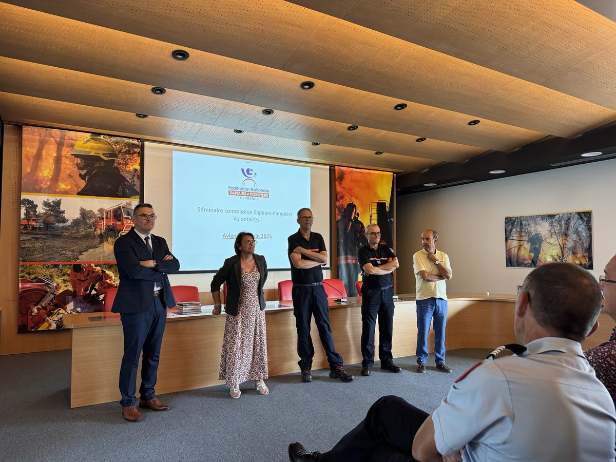MichelGougou's tweet photo. Réunion plénière de la commission #volontariat de la fédération des ⁦@PompiersFR⁩ au ⁦@sdis84⁩ Accueil par le DDSIS et le PUD ⁦@udsp84⁩ Dernière ligne droite avant notre ⁦@cnspf2025⁩ #famille #livreblanc #DETT #IGA #management #sémantique https://t.co/p3oBlYuUwu