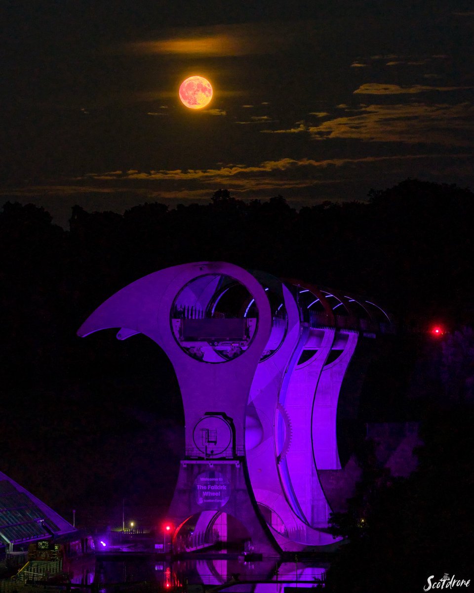 The June ‘Strawberry Moon’ above the Falkirk Wheel last night.  Taken later on than my previous Kelpies moon picture so not as red at this height but still colourful😊🍓

#CanalMagic #Scotland #VisitScotland #Falkirk #VisitFalkirk #fullmoon #strawberrymoon