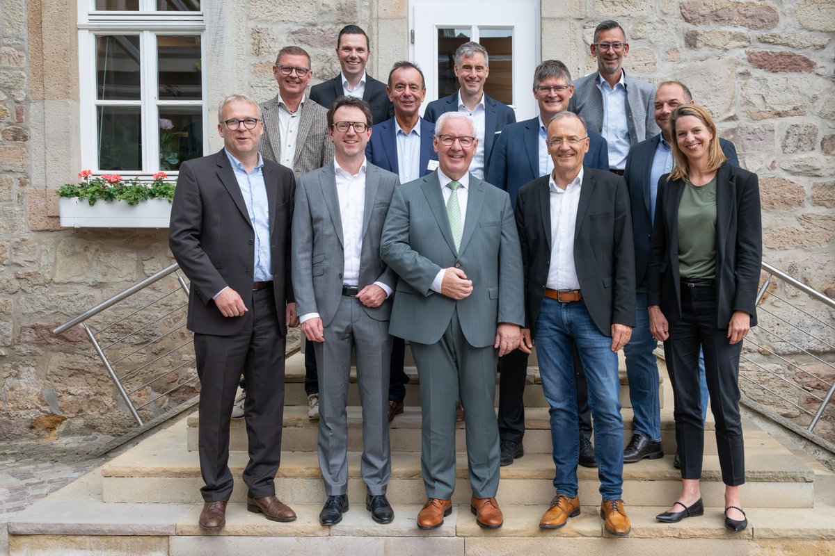 Herzlichen Glückwunsch an Thomas Reimann zur Wiederwahl als Präsident des Verbands baugewerblicher Unternehmer Hessen ! 👏

Als VhU-Vizepräsident prägt er unsere Arbeit maßgeblich – wir freuen uns auf die weitere Zusammenarbeit und wünschen viel Erfolg!

➡️bit.ly/3FASvO2