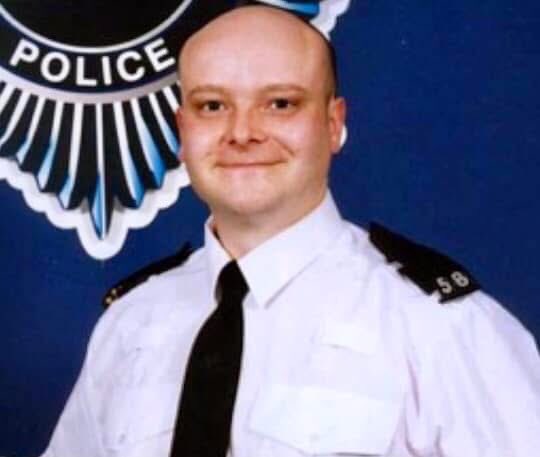tpmt_org's tweet image. Today we remember P.C Jonathan (Jon) Henry who was murdered 18 years ago as he attempted to arrest a knifeman. In 2008 we erected a memorial to his service, bravery & sacrifice in George St Luton #HonouringThoseWhoServe #PoliceFamily #PoliceMemorials @bedspolice