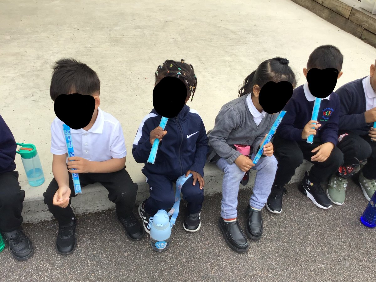 BlueGateInf's tweet image. 🎉 Huge shoutout to our EYFS stars who had a fantastic Sports Day—rotating through fun stations like balancing quoits on their heads and dribbling with hockey sticks! 🏑💫 They topped it off with a delicious ice pop! 🍦👏 #EYFSSportsDay #FunInLearning