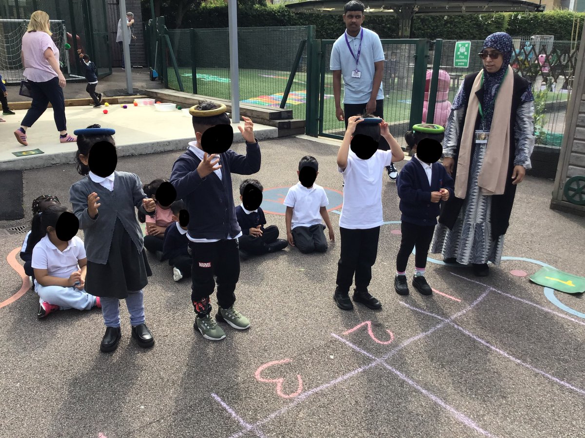 BlueGateInf's tweet image. 🎉 Huge shoutout to our EYFS stars who had a fantastic Sports Day—rotating through fun stations like balancing quoits on their heads and dribbling with hockey sticks! 🏑💫 They topped it off with a delicious ice pop! 🍦👏 #EYFSSportsDay #FunInLearning