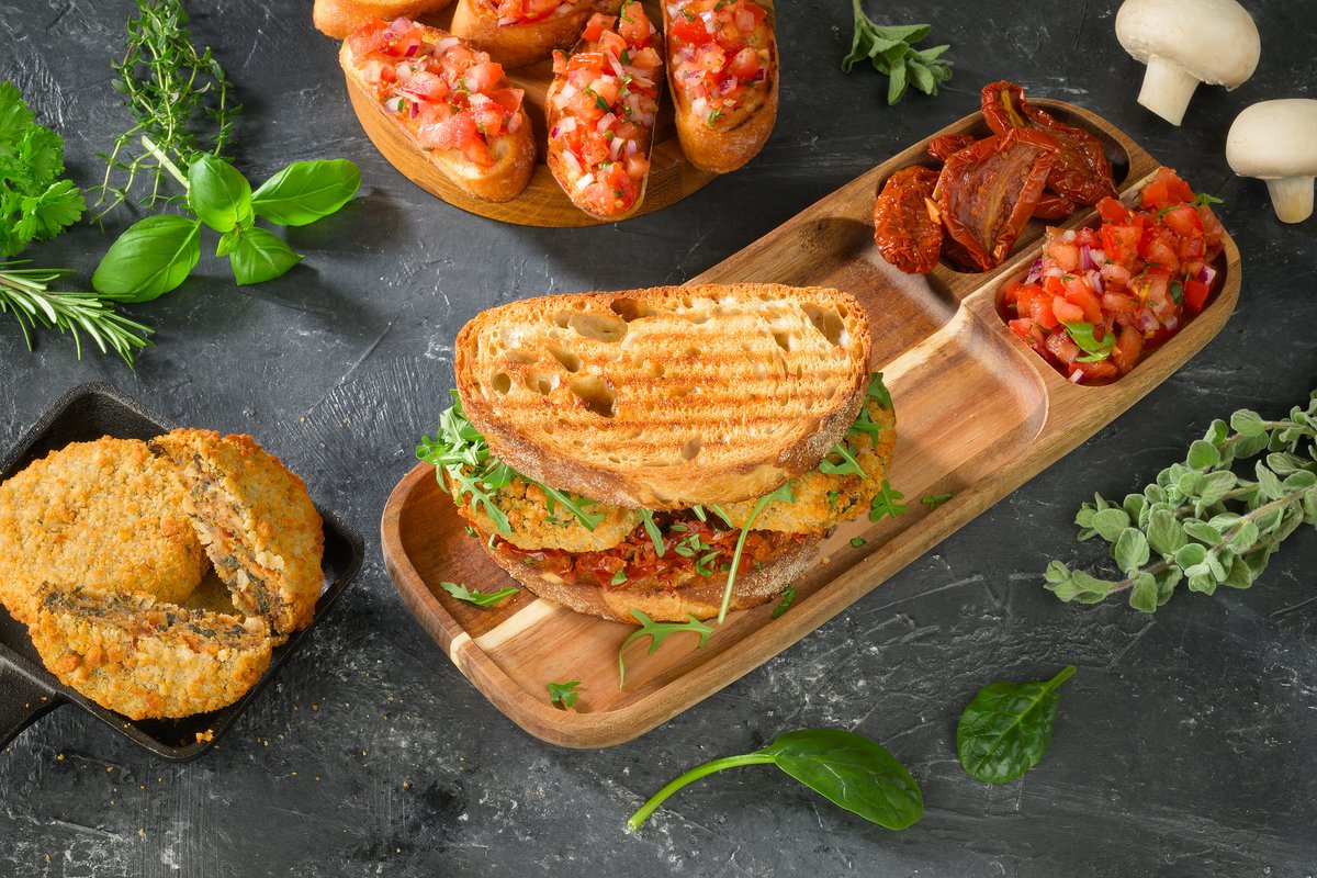 PLANTBASED | Met het nieuwe concept Wereldburgers breidt Schouten Europe hun assortiment uit met unieke burgers, volgens de wens van de consument. De Mexicaanse, Italiaanse en Thaise keuken waren een grote inspiratiebron.

meat-co.nl/nl/nieuws/11-0…