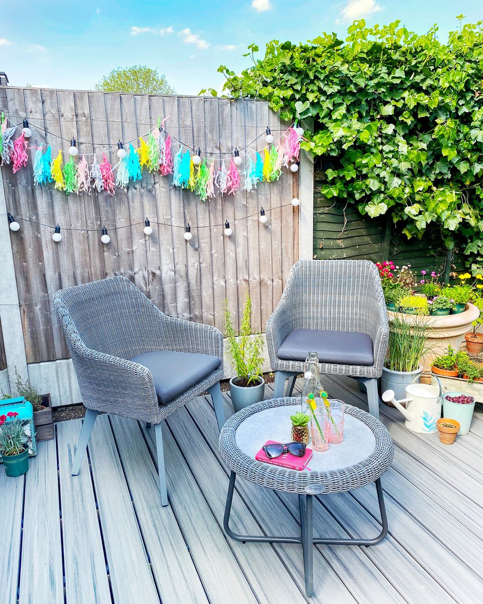 _arbordeck's tweet photo. Sunshine, style, and Trex decking ☀️
This space has everything – and you can have it too.
Find your local installer and start your garden transformation today:
👉 https://t.co/yFmZJX0PiB
#TrexDecking #Arbordeck #TrexUK #CompositeDecking #OutdoorLiving https://t.co/6Ng49WtZY6
