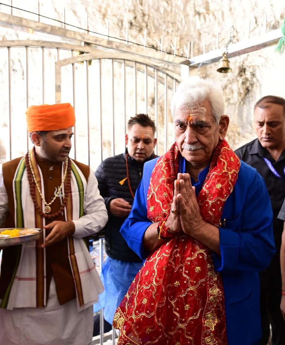 J&amp;K | Har Har Mahadev!  Governor J&amp; K pays obeisance to Baba Barfani and performed the 'Pratham Puja' at the Holy Cave, marking the ceremonial beginning of the annual Shri Amarnath Ji Yatra which is  starting from 3rd July.  2025
#AmarnathYatra2025
<a href="/SuriyanshP/">Suriyansh Parihar</a> <a href="/ajoshi57/">arun joshi</a>