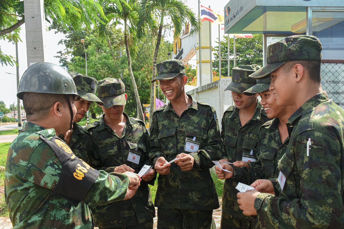 army2pr's tweet photo. หน่วยฝึกทหารใหม่ มณฑลทหารบกที่ 210 ได้ให้น้องทหารใหม่ ผลัดที่ 1/68 ดำเนินการโอนเงินให้กับครอบครัว เพื่อเป็นการแบ่งเบาภาระค่าใช้จ่าย ในช่วงที่น้องๆ ทหารใหม่กำลังอยู่ในห้วงของการฝึก ซึ่งแสดงออกถึงความกตัญญู และสร้างความภาคภูมิใจให้กับทหารใหม่
#bootcamp168 #น้องคนเล็ก #พลทหาร https://t.co/hof6BW7ykn