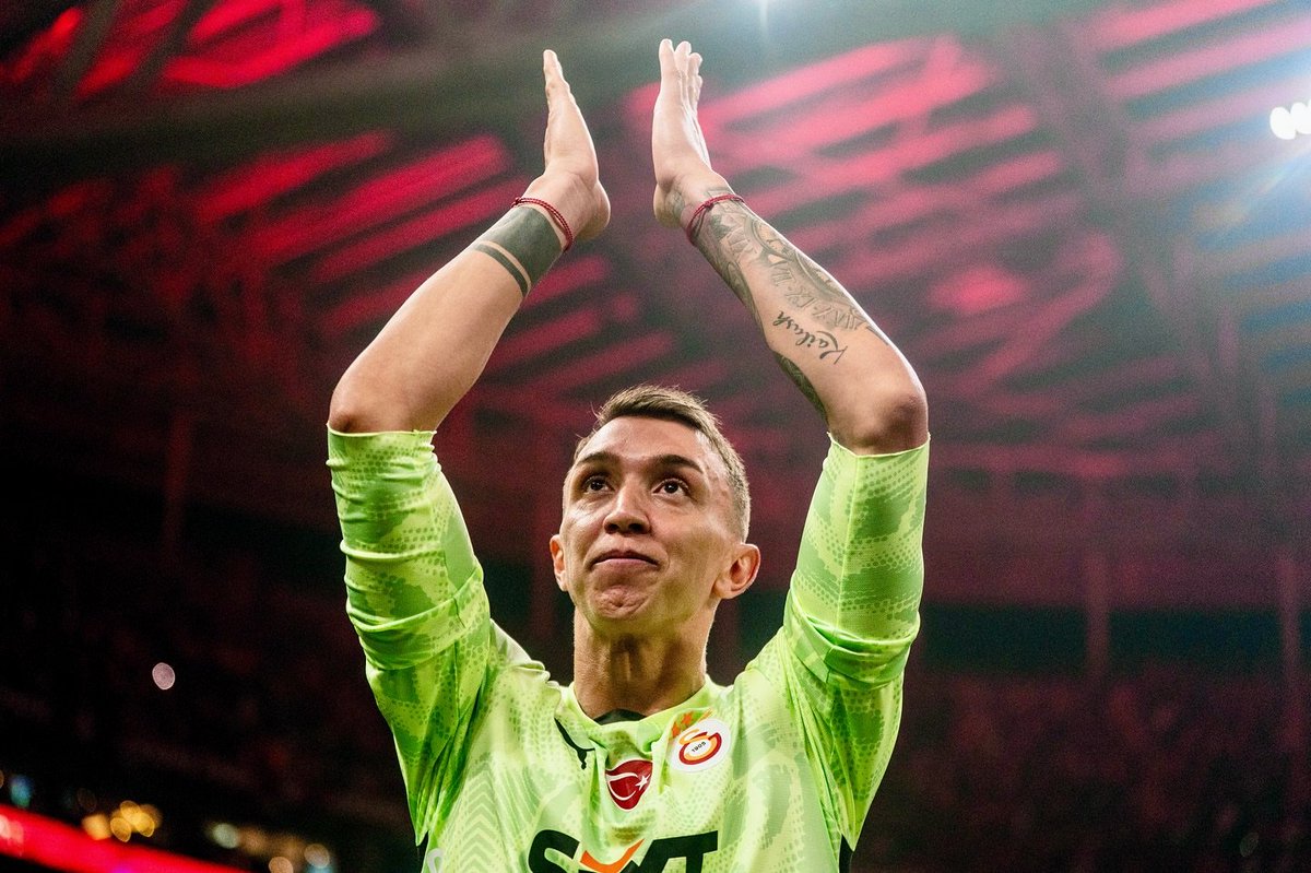 Fernando Muslera:

"Ben, Néstor Fernando Muslera...

Galatasaray'a veda etmiyorum. Çünkü Galatasaray benim evim."