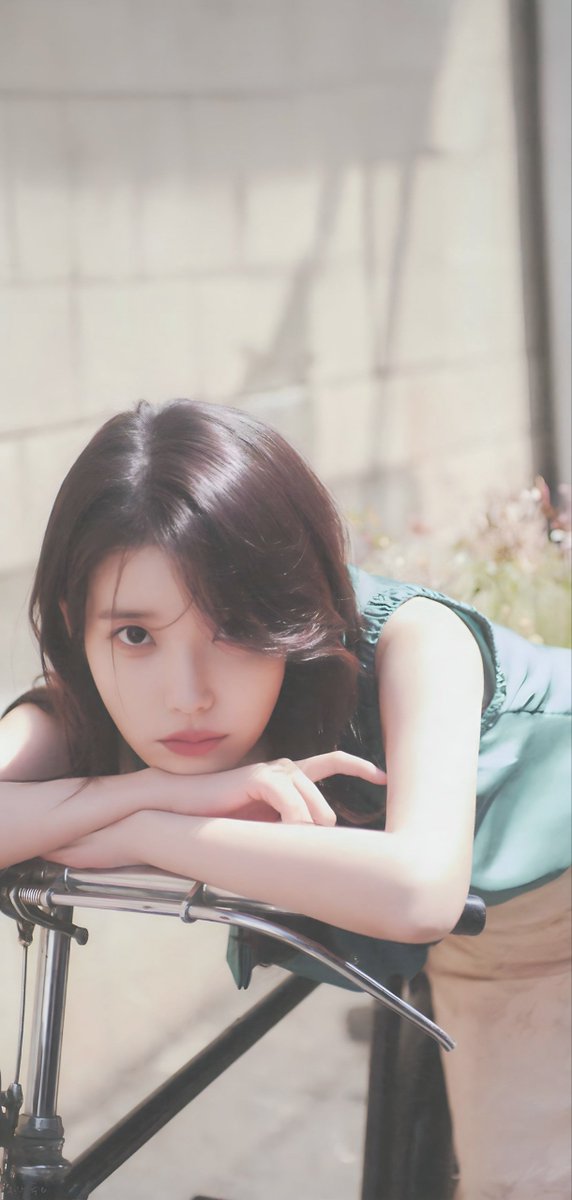 wyjc516's tweet image. 지은시
A Flower Bookmark 3
mobile wallpaper
edited from @dlfmadltkd
#아이유 #IU #꽃갈피셋 #KkotGalpi3