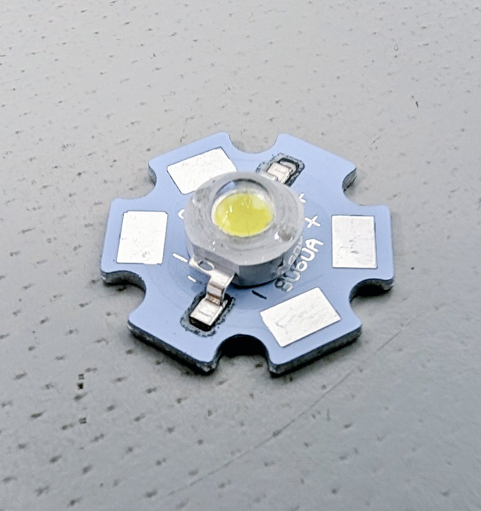 結構、昔からの疑問なんだけどこの放熱板付きの高輝度LEDってみんなどうやって固定してるの ？

いつもヒートシンクに熱伝導両面テープで固定しちゃってるんだけど…

このくぼみを、活用したい！！