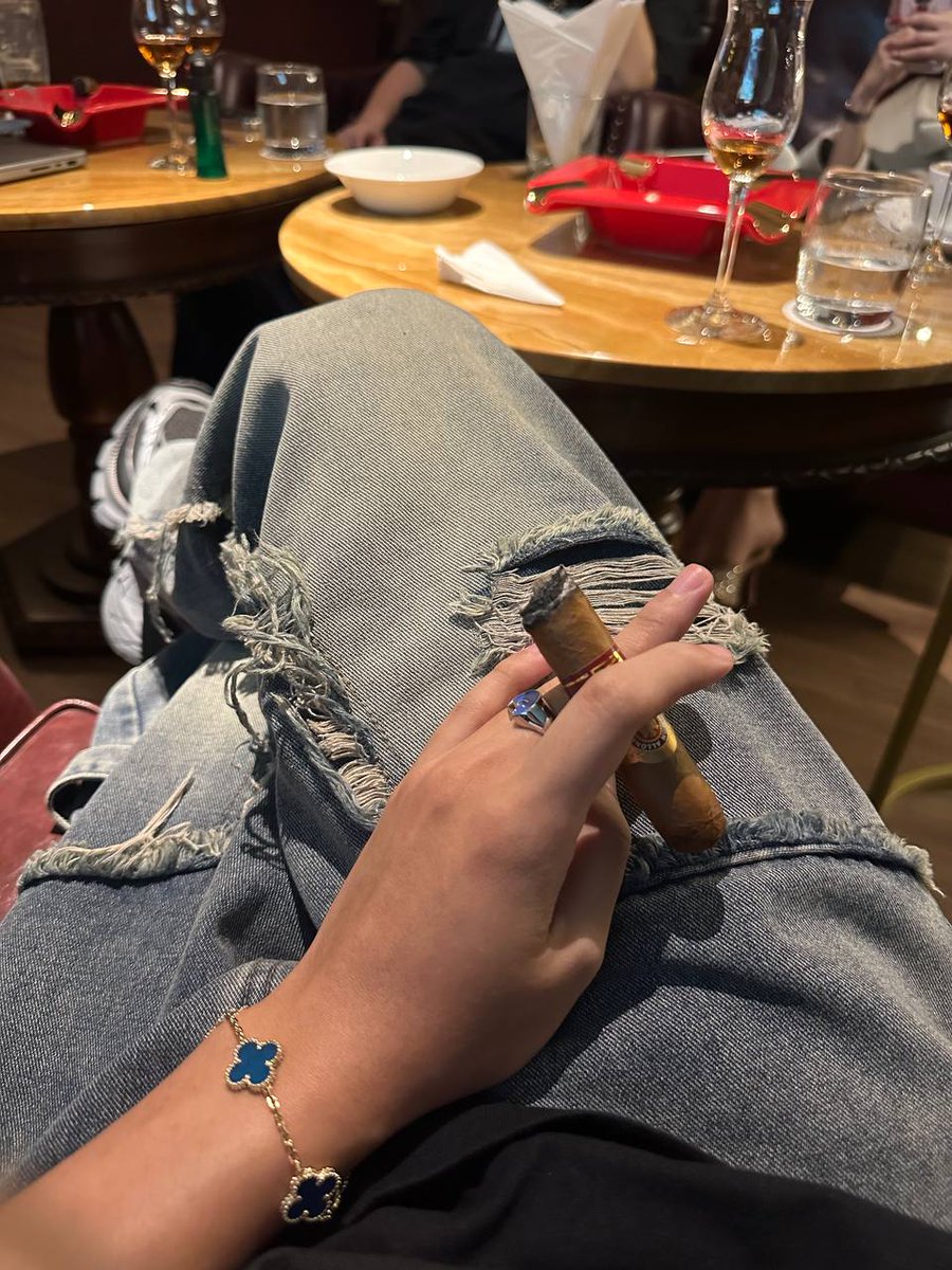 MaeveKnows tweet media