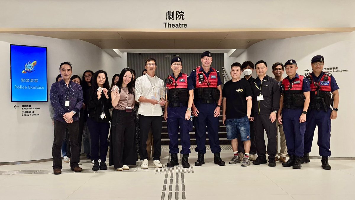 hkpoliceforce's tweet photo. FINESSING JOINT🤝#EmergencyResponse
Amid a simulated terror attack⚠️by self-radicalised persons at🎭Sai Wan Ho Civic Centre➕📽️HK Film Archive—230+

🚔#PoliceTacticalUnit officers
🎨Leisure & Cultural Services Dept staffers

evacuated the venues & subdued the perps successfully👇

The #CounterTerrorism (#CT) exercise held on JUN 10, 2025 significantly bolstered

🔁 the readiness to synergise
🤝 interdisciplinary coordination
🆘 collective CT capability

among the participating departments to ensure swift handling of potential terror attacks⚠️ or major incidents⚠️ for the sake of protecting all members of the public🇭🇰.