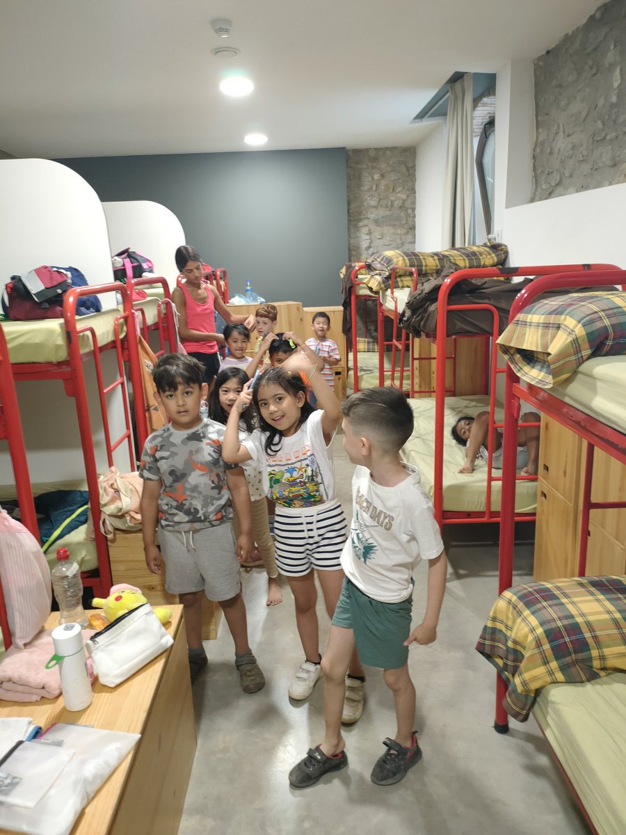 Bon dia des de Mas Banyeres, I4 i I5 han passat molt bona nit, ja esmorzats i a punt d'anar a veure els animals de la granja, i que bé s'ho estan passant! #escolaoberta #intensament