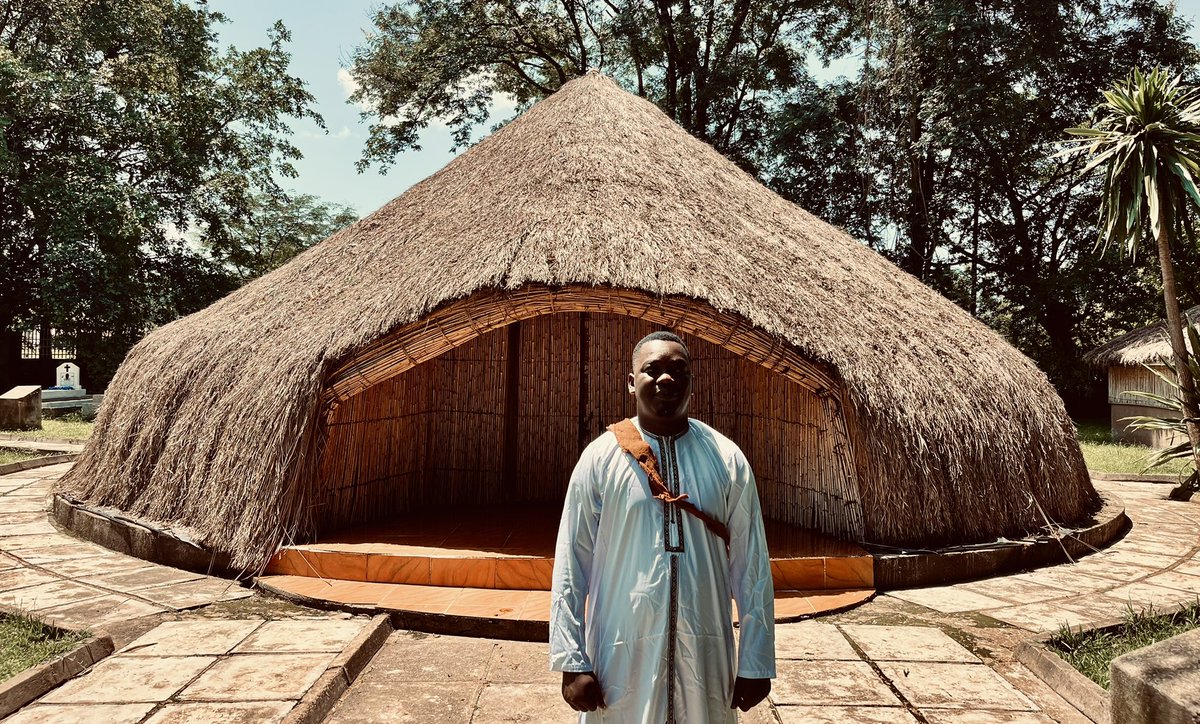 Hangiriza Agutamba! Omukama wa Bunyoro!

Alikuchuza amaziga ndimuchuza esagama. 
Alikuchumira embaizi ndigichwankuna.

Hangiriza enkya’nungi!
Singa Mwebingwa!

Happy 31st Empango Anniversary!