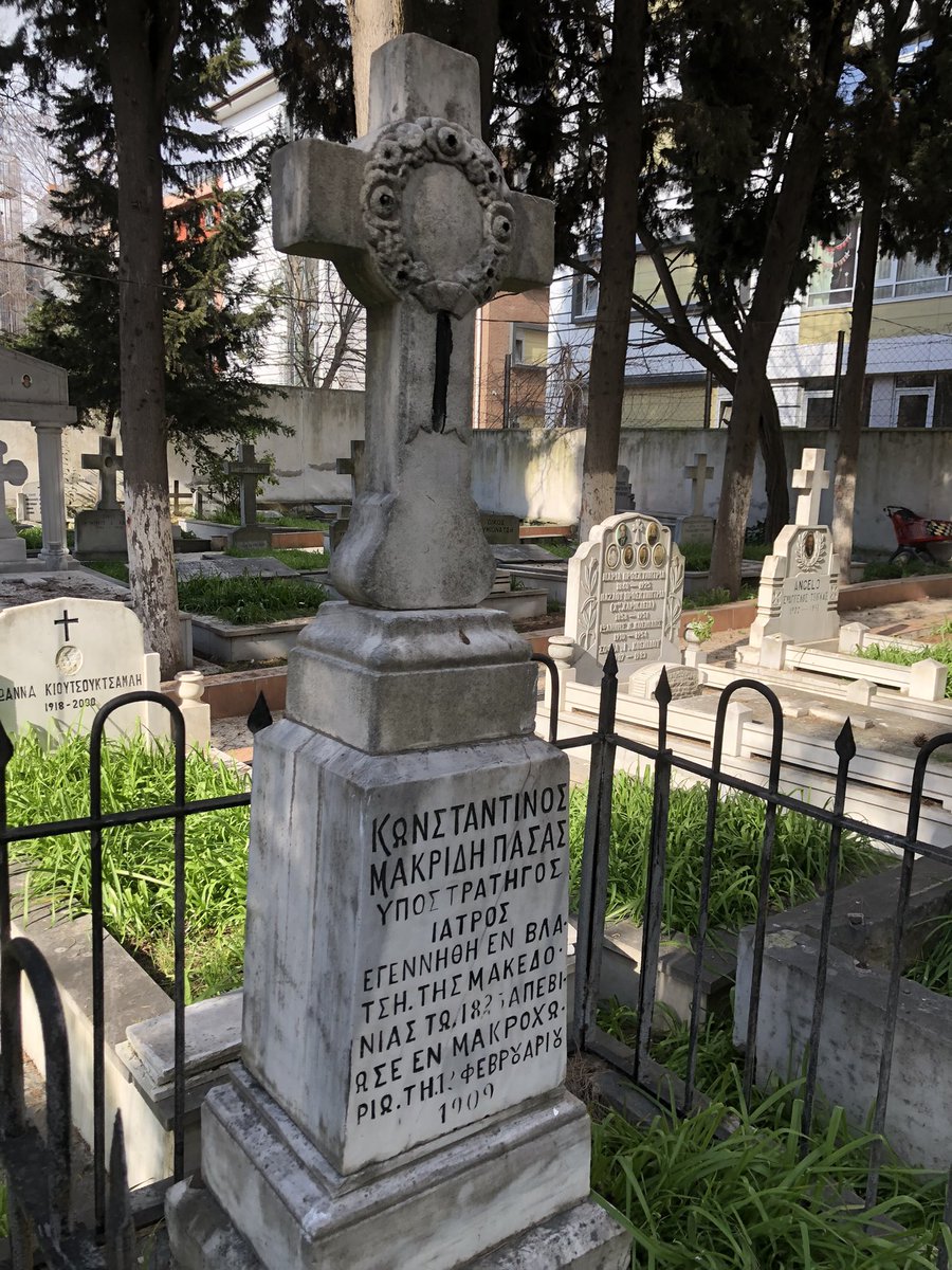 Makridis Paşa 1825’te Κozan ilçesine bağlı Vlasti köyünde doğdu. Yaklaşık on yaşındayken İstanbul’a geldi. Bir kahvehanede çırak olarak çalışıp müşterilere nargile ve sigaralarını yakmaları için ateş verirdi. Tıp fakültesinden mezun olan Makridis Paşa, Sultan II. Abdülhamid Han