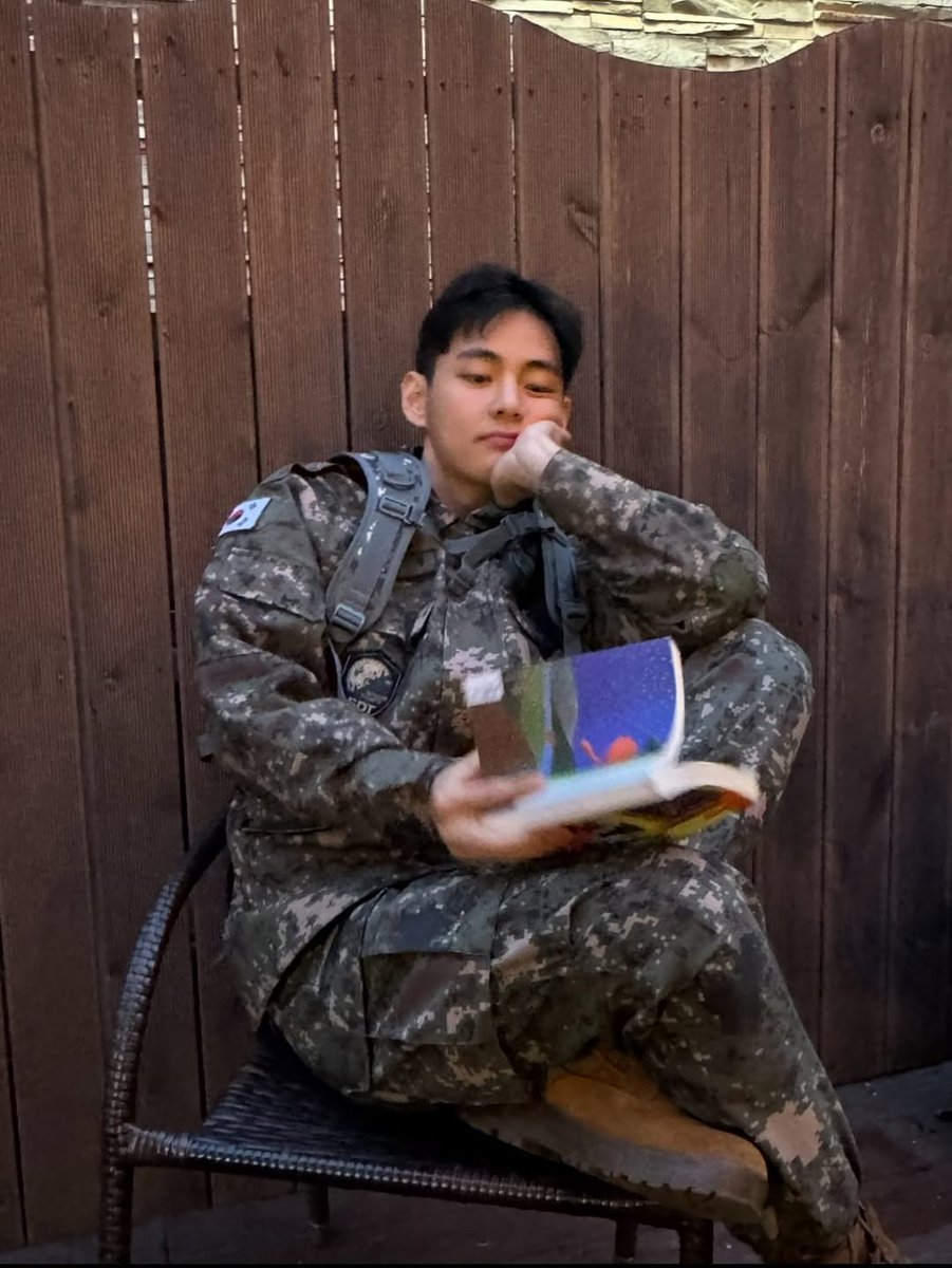 SGT. KIM, SIGNING OFF 🫡

#BTS’ #V offers fans a glimpse of his time serving mandatory military service following his recent discharge.

"Love me tete🙇🏻‍♂️", the singer wrote. 

V officially completed his service on Tuesday, June 10, alongside fellow member #RM.

📸thv/Instagram