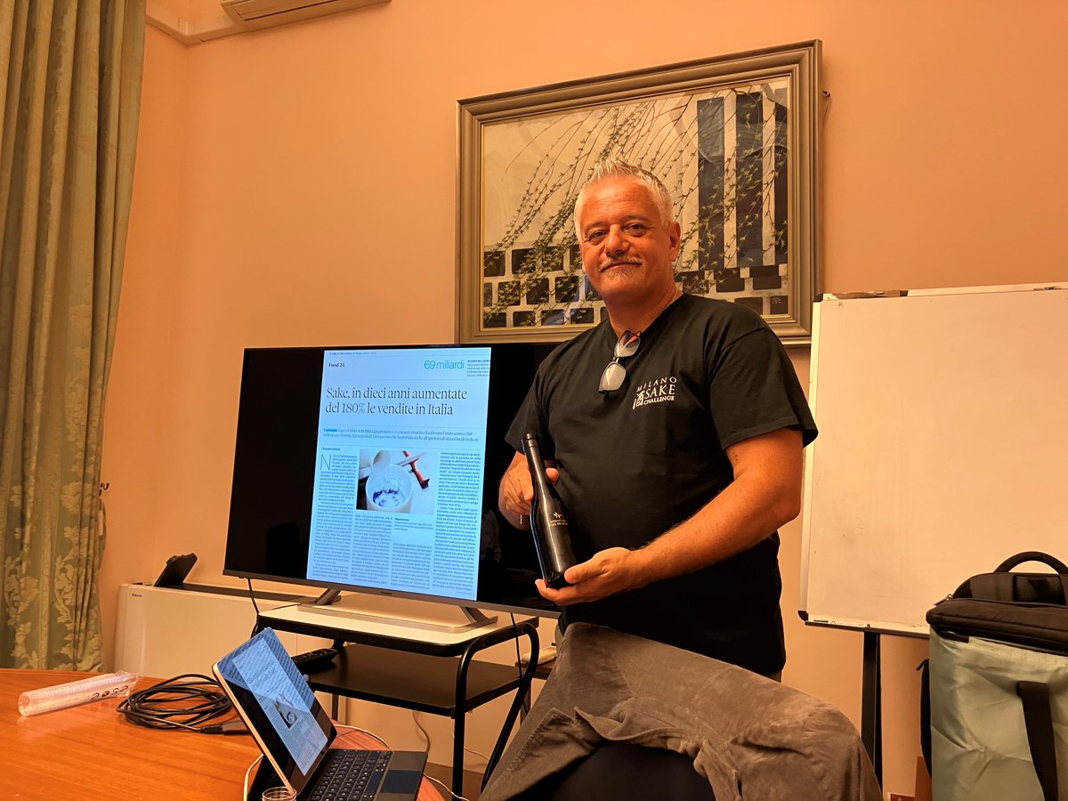 Il 9 giugno ci ha fatto visita il #sakesommelier Alessandro Izzo, svelandoci i trend di mercato del #sake  in Italia e parlandoci di ASADA Hoshitaro e della sua peculiare realtà di produttore di sake in Italia. Grazie ad Alessandro-san per le sue preziose osservazioni!