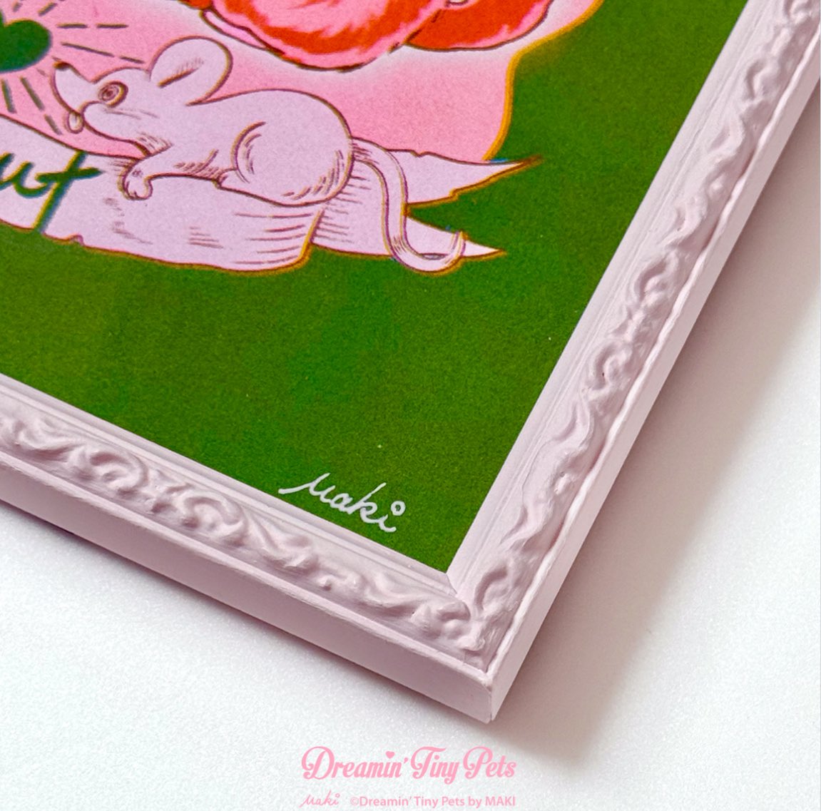 額装のリソグラフが入荷しました！
ハンドペイントでシャーベットピンクに塗ったフレームは他のA4ポスターに入れ替えて楽しむ事ができます🐰✨

額装 A4リソグラフ/ Burning Heart Devil | Dreamin' Tiny Pets by MAKI dreamintinypets.booth.pm/items/6985632