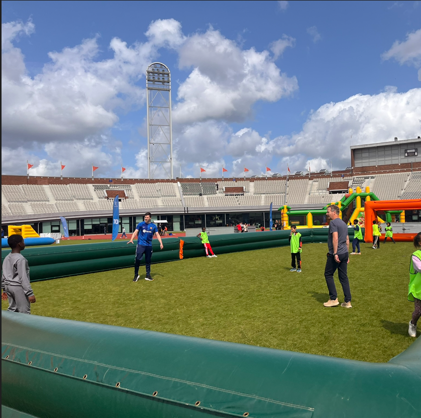 Vorige week zetten een aantal van onze collega’s zich met veel enthousiasme in als vrijwilliger bij De Spelen in Amsterdam🏅– een uniek sportevenement waar kinderen met én zonder beperking samen plezier maken, bewegen en elkaar ontmoeten. 🏃‍♂️
