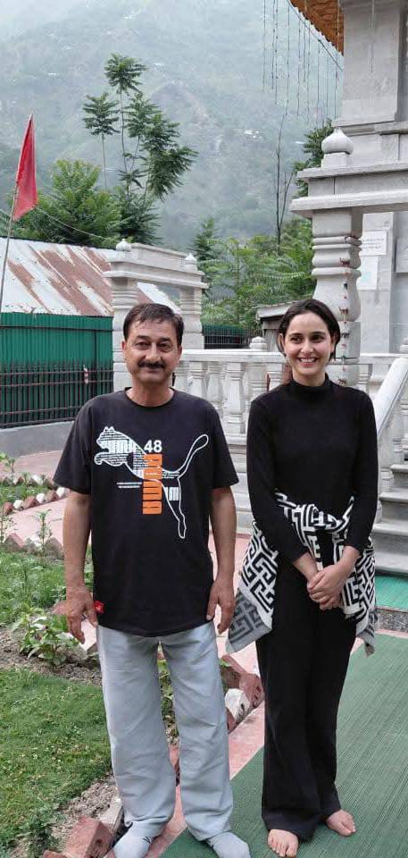 Waseembaba123's tweet image. Bollywood actress Sadia khateeb of Shikara movie fame visited sharda temple LoC Teetwal Kashmir today 🍁
Her father is Director Agriculture in J&K govt and hails from Bhaderwah of Doda, Jammu.
@sadiakhateeb @OfficeOfLGJandK @dckupwara