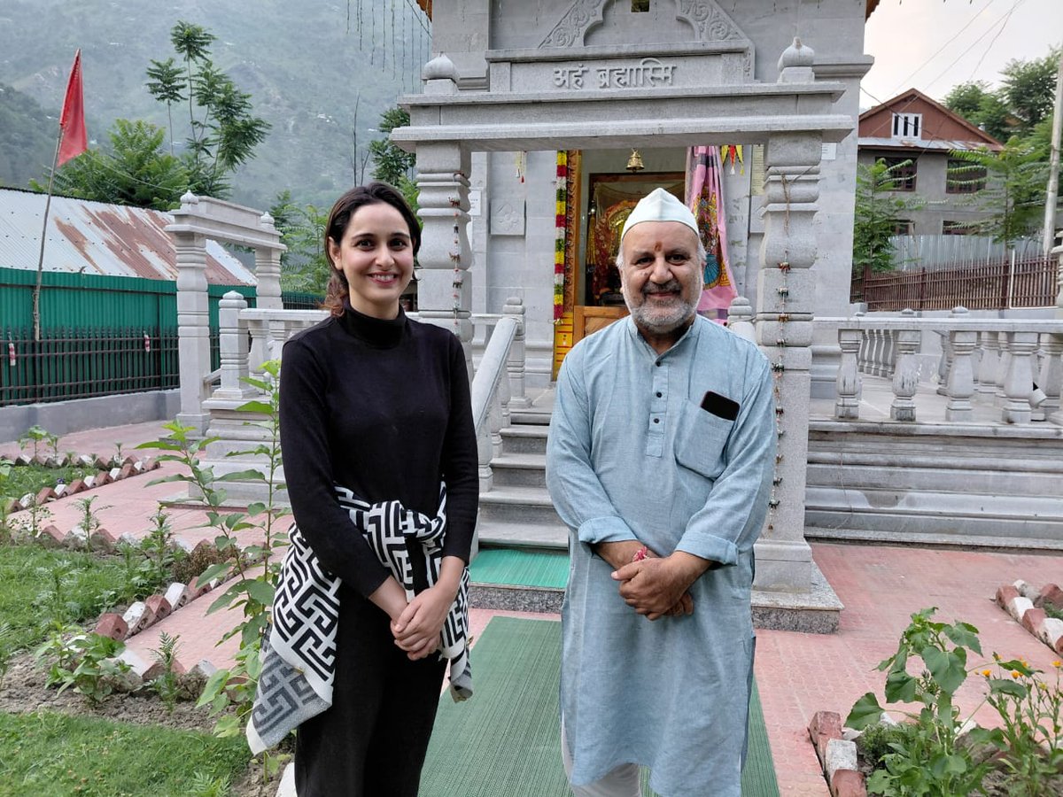 Waseembaba123's tweet image. Bollywood actress Sadia khateeb of Shikara movie fame visited sharda temple LoC Teetwal Kashmir today 🍁
Her father is Director Agriculture in J&K govt and hails from Bhaderwah of Doda, Jammu.
@sadiakhateeb @OfficeOfLGJandK @dckupwara