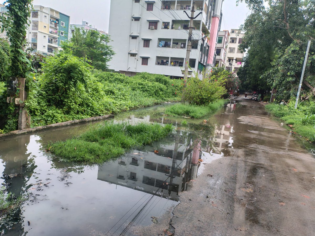 nerlasudhakar's tweet photo. 2 years &amp; still no action! The perennial drainage issue in #Tadepalli Municipality continues to be ignored despite repeated complaints to the Municipal authorities. Can you please take up this matter to the concerned @naralokesh @ncbn @CDMA_Municipal @APcrda @commr_mtmc. https://t.co/cM3sNLdHX9