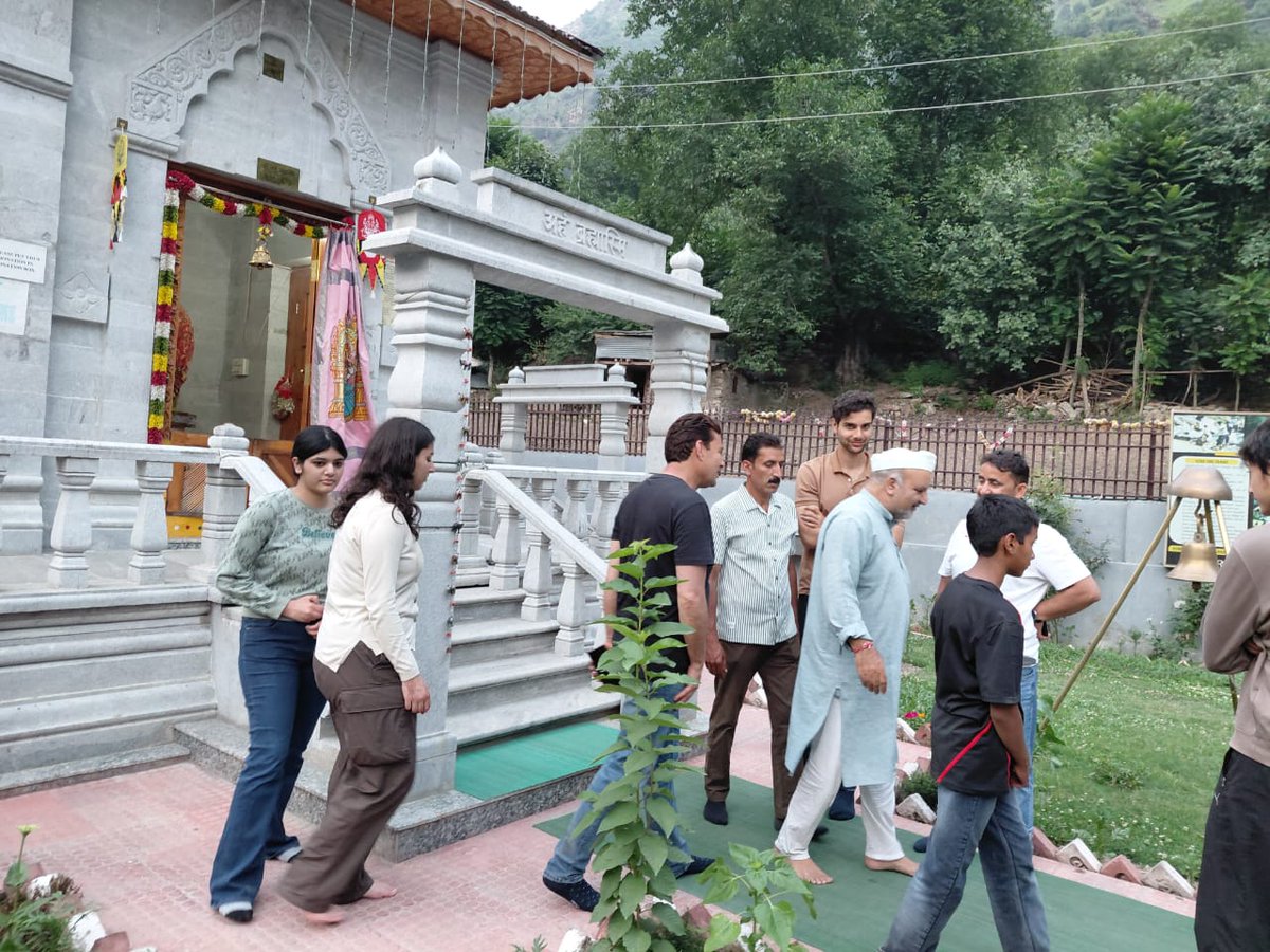 Waseembaba123's tweet image. Bollywood actress Sadia khateeb of Shikara movie fame visited sharda temple LoC Teetwal Kashmir today 🍁
Her father is Director Agriculture in J&K govt and hails from Bhaderwah of Doda, Jammu.
@sadiakhateeb @OfficeOfLGJandK @dckupwara