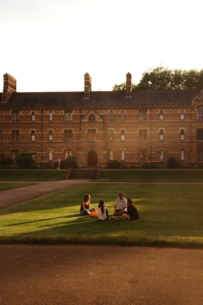 With Trinity Term comes one of our favourite traditions: the chance to make the most of Liddon Quad's beautiful lawns, and our students have certainly been doing that ☀

Thank you to Olivia for this great photo 📸