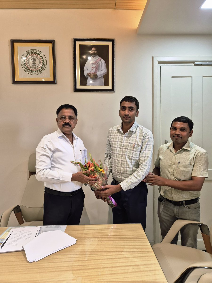 आज राज्य के माननीय मंत्री <a href="/kumarsudivya/">Sudivya Kumar</a> जी से JHAROTEF के मांग-पत्र को लेकर वार्ता हुई। 
आपने कहा कि पूर्व में भी माननीय <a href="/HemantSorenJMM/">Hemant Soren</a> जी की सरकार" ने #OPS बहाली सहित कर्मचारी हित में कई बड़े निर्णय लिए हैं और आगे भी यह सरकार इन मुद्दों का समाधान प्राथमिकता के आधार पर करेगी।
