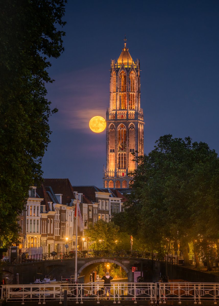 albertdrosphoto's tweet photo. Yesterday's moonrise next to the Dom Tower of Utrecht, the Netherlands. https://t.co/5dA7lhF6TC