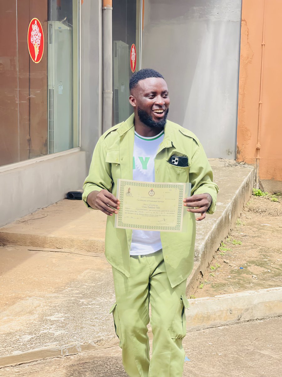 I’m grateful for my blessings no I shouldn’t complain 🇳🇬🍷♥️ #nysc congratulations to me