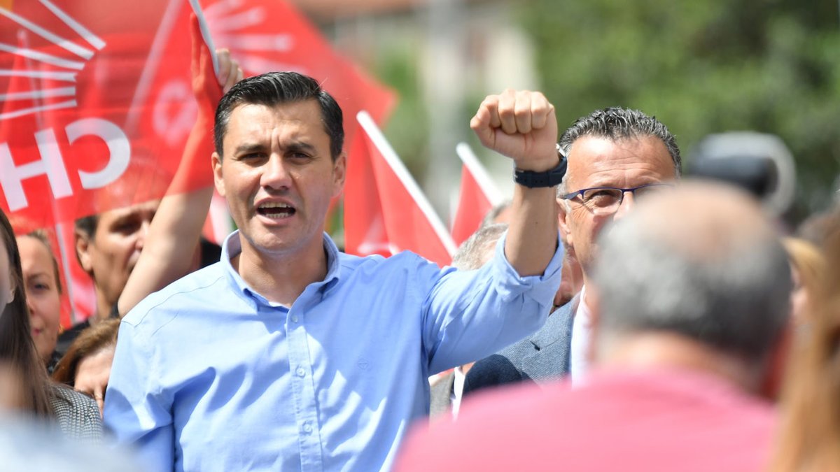 "Zeyrek’in halkla kurduğu 'yan yanalık' hissi, bu  tarihsel yeryüzü çizgisine oturdu. Bu yüzden onun ardından insanlar  bugün 'başkanımızı kaybettik' demiyor, 'evladımızı yitirdik' diyordu"

Manisa, artık Ferdi Zeyrek’in şehridir

✍️ Esat Aydın yazdı
birgun.net/makale/manisa-…