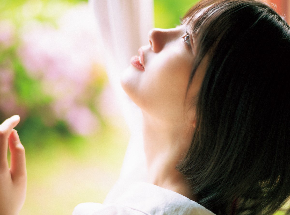 乃木坂46中西アルノ、夏の日差し受け笑顔🌻 『マガジン』表紙＆巻頭