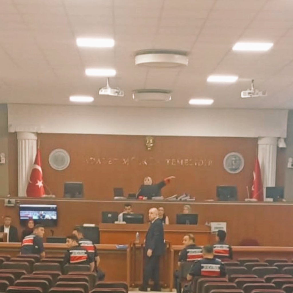 Bu fotoğraf Türk tarihine utanç olarak geçecek..
Türk'ün babası Atatürk'ün silüeti , Adalet mülkün temelidir yazısı, Türk mahkemesi, Türk bayrağı ve bir Atatürkçü, Türk milliyetçisi bir Türk ; Türk'ü ve Türk topraklarını savunduğu için hesap veriyor..🤘🏻🇹🇷🐺🔥
#ümitözdağaözğürlük