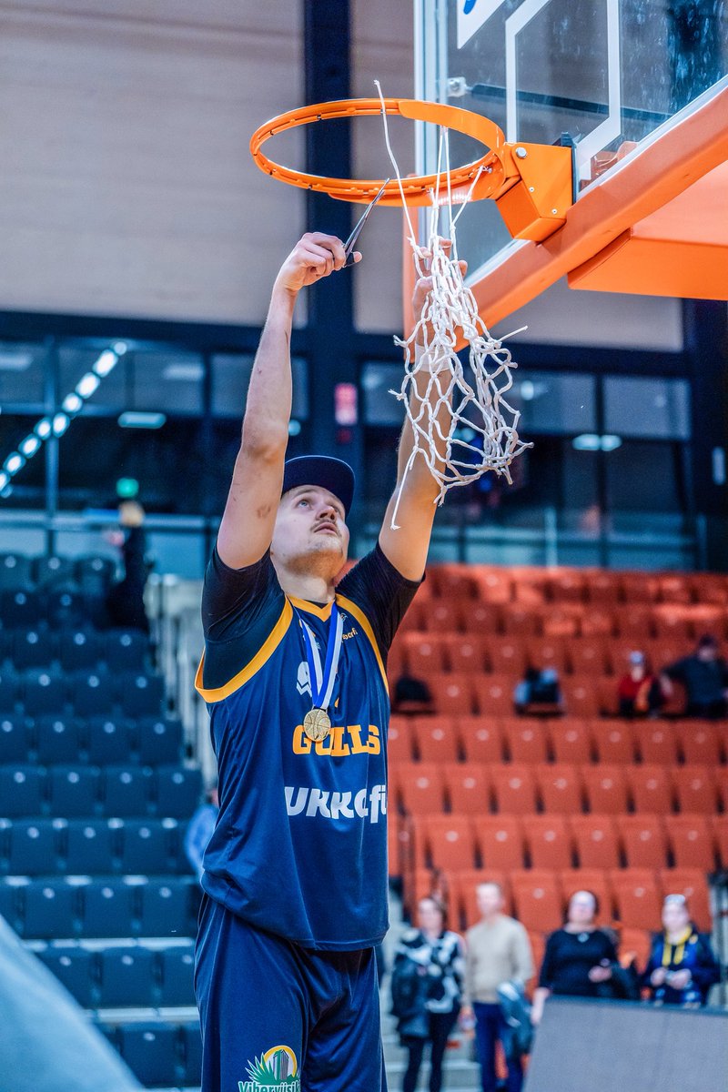 GullsBasketball's tweet image. ๐ฅ๐๐๐๐๐๐ ๐๐๐๐๐๐๐ ๐๐๐๐๐๐๐:
#7 ERIK SAJANTILA๐ฏ
โSajaโ pelasi upean kauden ja oli mestaruusjoukkueessa avainroolissa erityisesti pudotuspeleissรค! Kun laiturilla oli kuuma kรคsi, ei pysรคyttรคjรครค lรถytynyt๐ฎโ๐จ
๐ธ Samira Lee
#gullsnation
