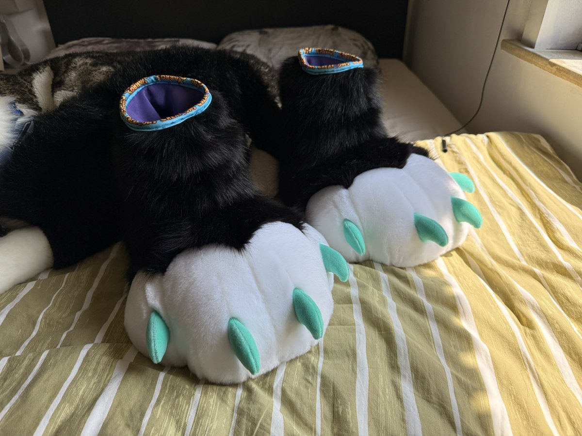 Paws for ElectroMonster! 💚 Friendly reminder that I’ll be selling paws in Eurofurence Dealersden 😊