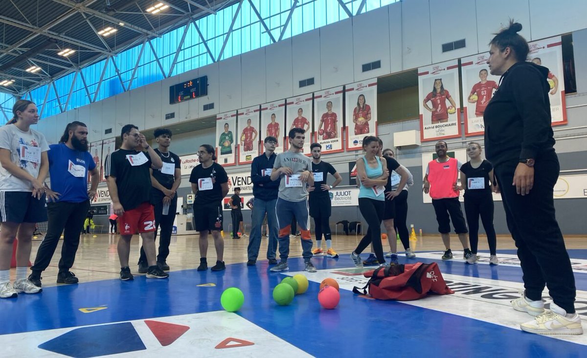 🏐 Faire du sport ensemble avant de parler emploi, c’est le pari de l’opération « Du stade vers l’emploi », récemment organisée à La Roche-sur-Yon.
larochesuryon.fr/actualites/rec…