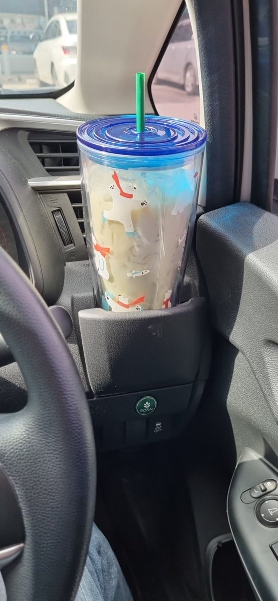 แก้วใหญ่ไป หรือที่วางมันเล็กไป 😂