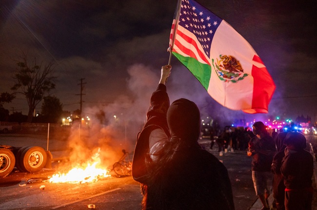 ❗ Στος Λος Άντζελες βλέπουμε το μέλλον μας. Το γεγονός ότι τα επεισόδια ξεκίνησαν μετά την σύλληψη 44 παρανόμων μεταναστών σε χώρο εργασίας δεν είναι τυχαίο. Ολόκληρες επιχειρήσεις, νόμιμες και παράνομες, βασίζουν την ανάπτυξή τους στην παράνομη μετανάστευση. 

🥷 Ο όχλος που