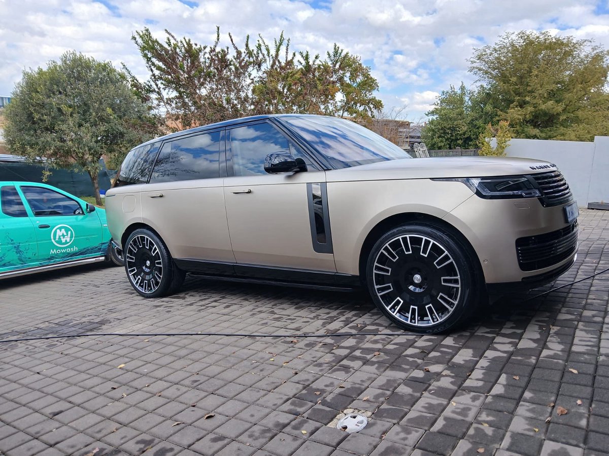 Going to a car wash in this cold weather 🥶 🥶🥶🥶. This should never be you. Just get the Mowash app and get it #Mowashed at home✅