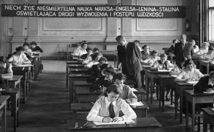 [PHOTO DU JOUR] #Photodujour
Étudiants de la division de planification de l'école technique de l'industrie textile passant leur examen final. Lodz (Pologne), 1953.
© Sovfoto / UIG / Roger-Viollet